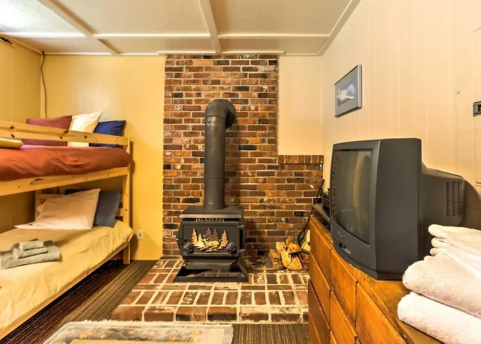 Riverside Winthrop Chalet W/ Hot Tub & 2 Decks!