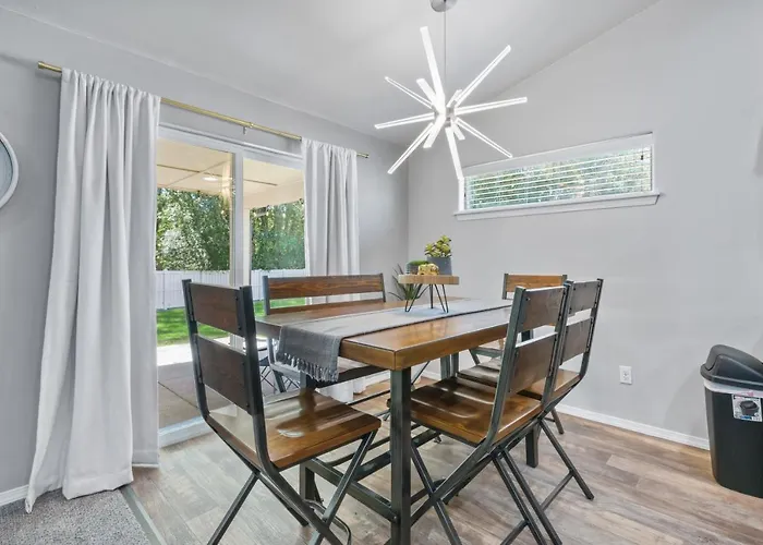 Stoddard Trailhead Central Nampa Home - Sleeps 10