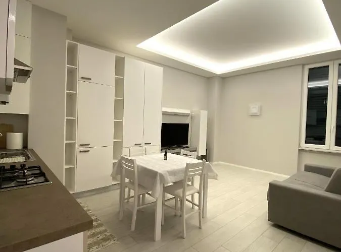 CASA DANTE: Oneglia Centro-Marina-Spiagge (3 min)