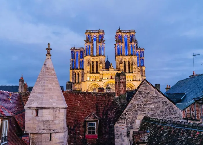 Nid douillet La Cour du Dauphin, Vue cathédrale imprenable