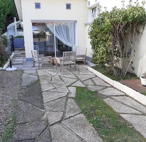 Studio Canapé convertible 2 pers avec jardin et parking clos