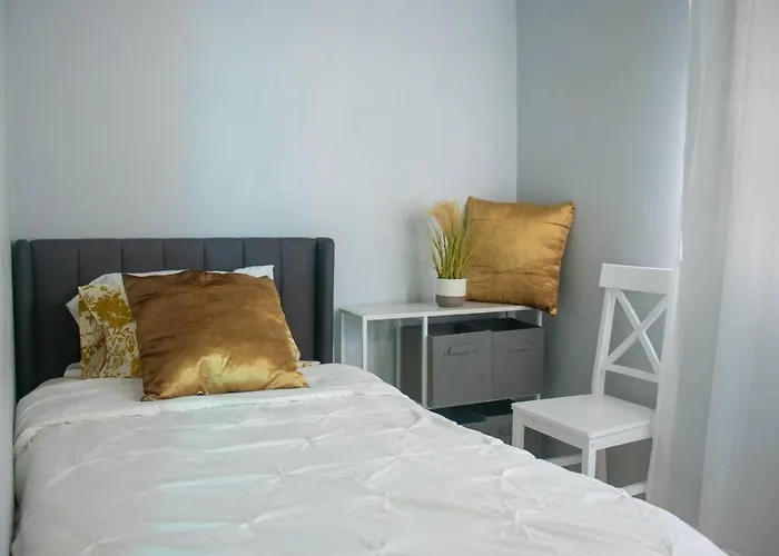 Stylish 2-Bed Sleeps 3 Cosy & Comfortable