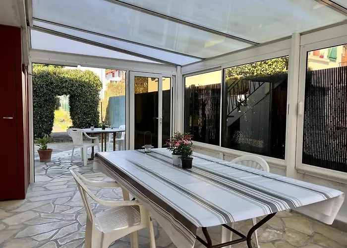 Rez-de-jardin rénové avec terrasse à Cambo-les-Bains, T1 Bis pour 2 personnes, équipé et lumineux - FR-1-495-93