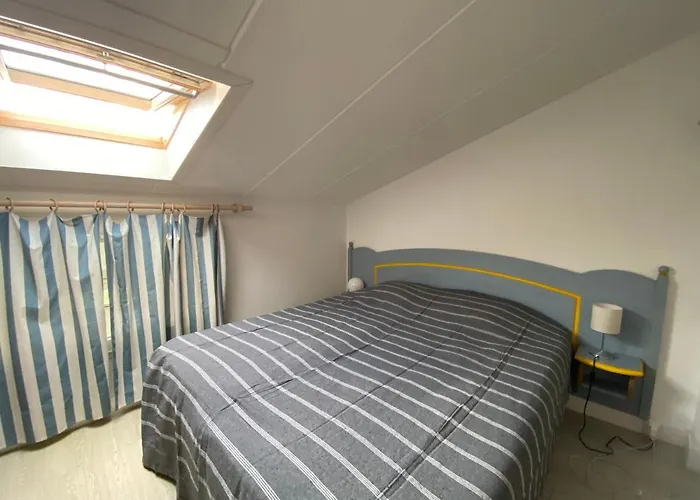 Appartement en duplex avec balcon, 5 minutes plage et centre village