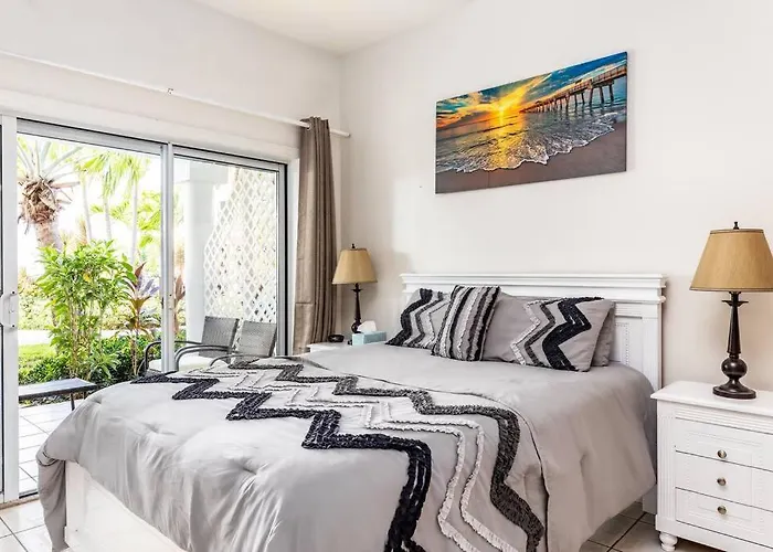 Shore To Please - Large Studio Steps From Pool