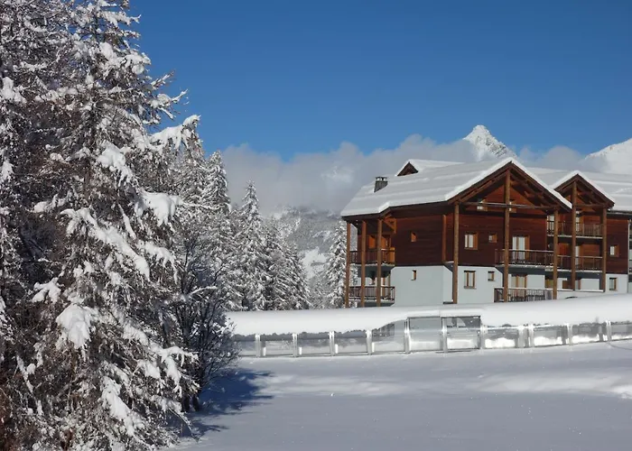Skis aux pieds dans un appartement cosy au coeur du Queyras
