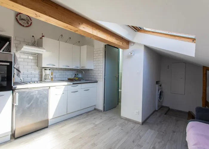 Le Coq Charmant petit studio climatisé en centre ville d'Embrun