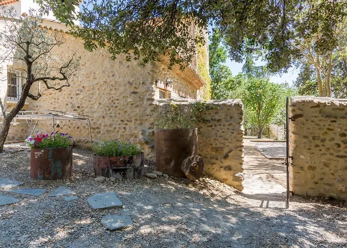 Le charme d'un pigeonnier provençal avec piscine
