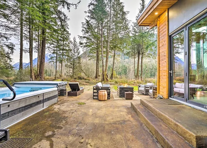 Heated Swim Spa! 15-Acre Cabin On Skykomish River