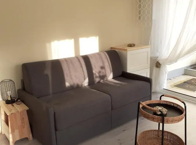Studio Canapé convertible 2 pers avec jardin et parking clos