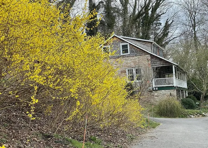 Lock Keepers Cottage On C&O Canal/Potomac River