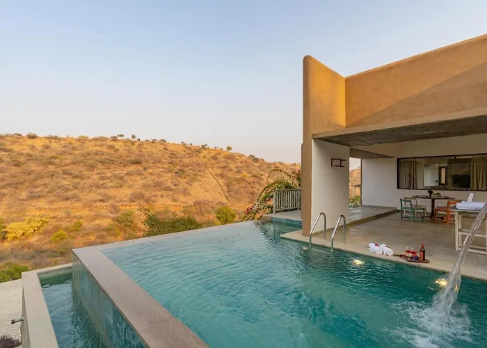 Vacation home: Stayvista'S Sage Scenery - Mountain-View Villa With Infinity Pool & Terrace