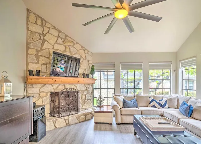 Horseshoe Bay Townhome W/ Patio & Outdoor Pool!