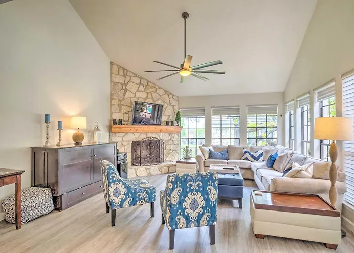 Horseshoe Bay Townhome W/ Patio & Outdoor Pool!