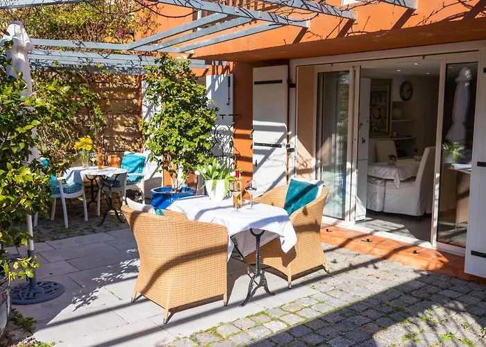 Appartement de caractère Le Camélia, 56m², dans propriété au calme avec piscine by le Mas de Louise et Sacha