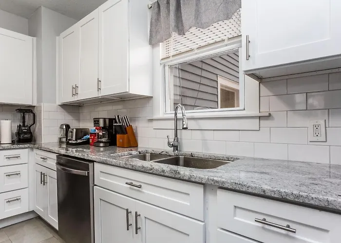 2 Bedroom Apartment Near Bristol Center