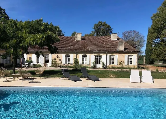 Villa avec piscine: la Chartreuse maison d artistes