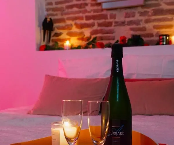 Love Room avec Jacuzzi Privatif Évasion Romantique à Castelsarrasin