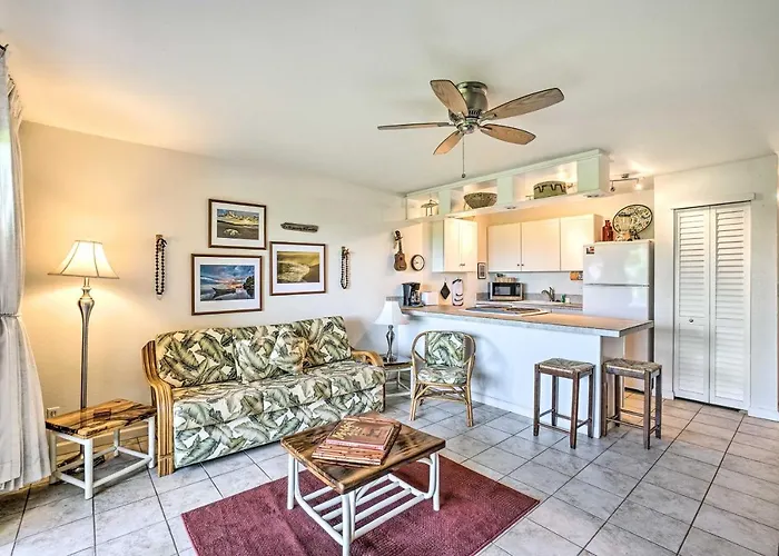 Kaunakakai Escape: Heated Pool & Beach Access