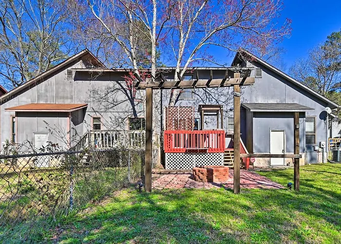 Updated Fayetville Townhome-Away-From-Home W/ Yard