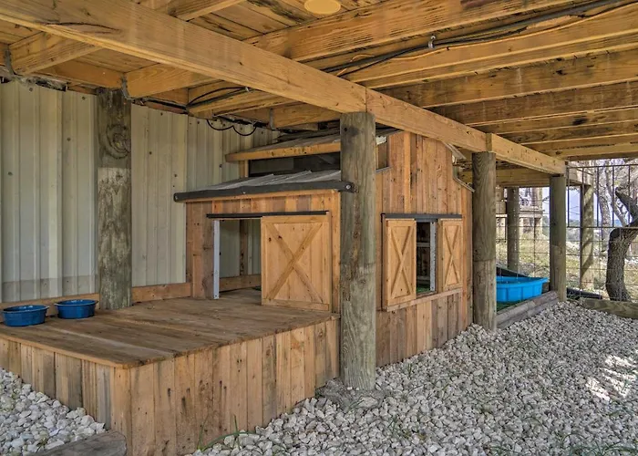 Kerrville Converted Barn Tiny Home W/ Kayaks!