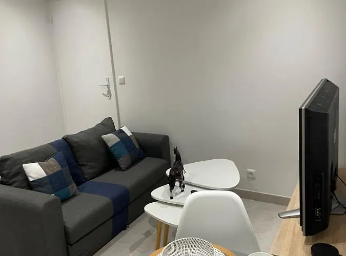 Chez Julie petit appartement une chambre rez jardin maison