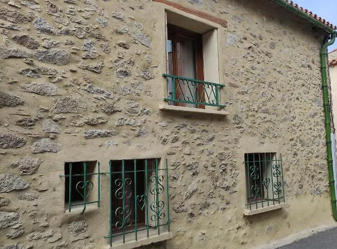 Confortable maison de village en pierre typique