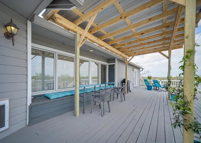 Pet-Friendly Texas Retreat W/ Deck & Gas Grill!