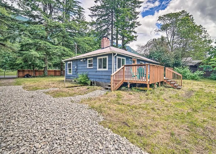 Mtn-View Deck & Fire Pit: Modern Gold Bar Escape