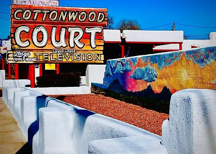 Central hotel: Cottonwood Court Motel