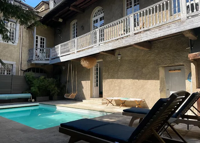 La Maison aux murs anciens et ses chambres