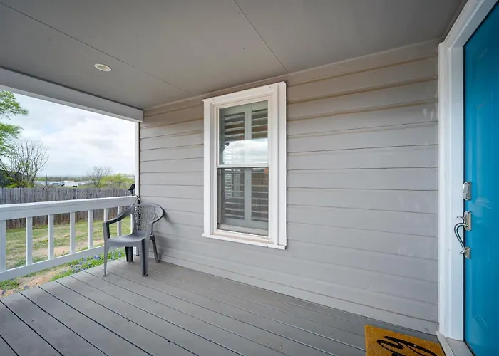 Pet-Friendly Texas Retreat W/ Deck & Gas Grill!
