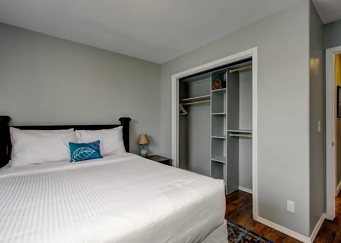 Hello Dolly: Cozy 3-Bed Retreat with Fireplace near Trails and River