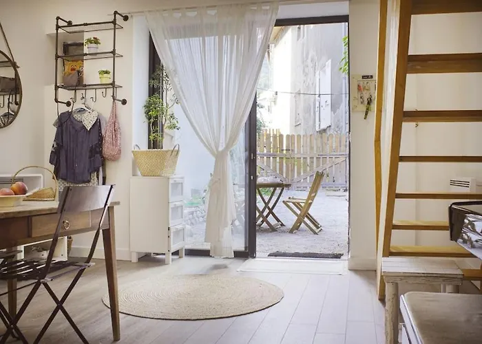Duplex dans village avec jardin
