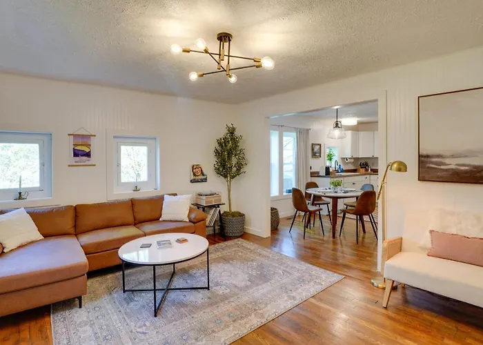 Mid-Century Modern Fayetteville Home Close To Town
