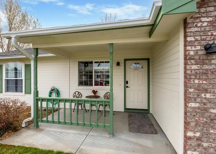 Hello Dolly: Cozy 3-Bed Retreat with Fireplace near Trails and River