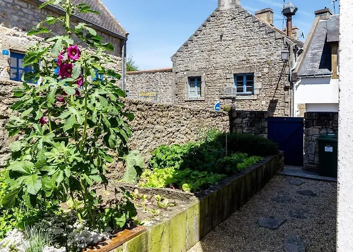 Grande maison en plein coeur du bourg au calme avec jardin clos, commerces port et plage à pied