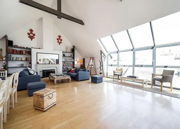 Grande maison en plein coeur du bourg au calme avec jardin clos, commerces port et plage à pied