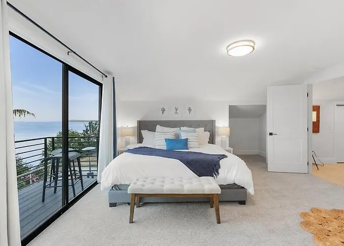 Views, Seclusion, Cozy Island Comfort