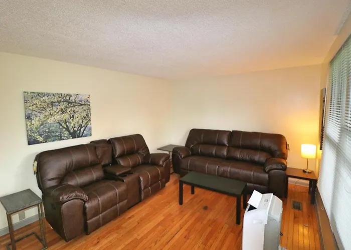 Vacation home: 20 Minutes To Broadway And Fenced Back Yard