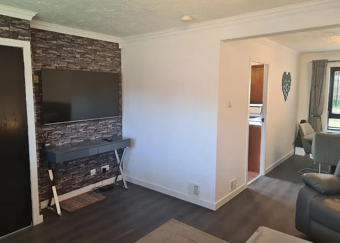 3 Bedroom House With Free Parking - Travel Host