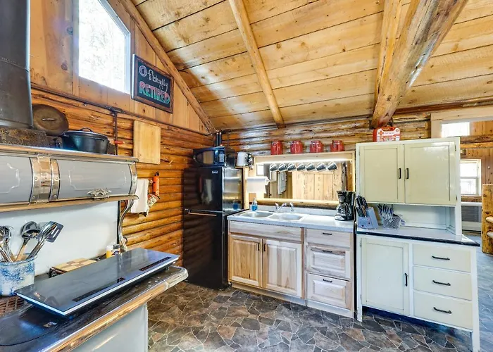 Remote Escape: Klamath Falls Cabin By Lake & Hikes