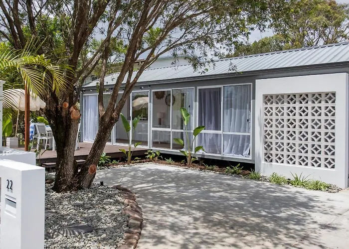 Pet Friendly hotel: Sea Breeze Cottage - Oceanstays