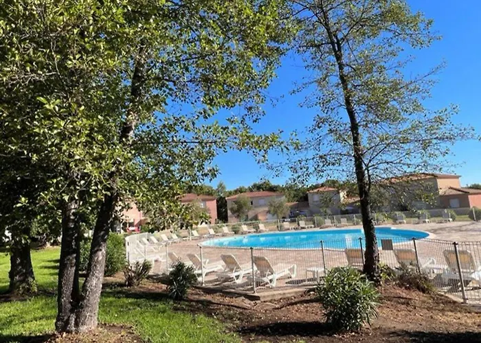 Villa avec terrasse et vue piscine, proche plage