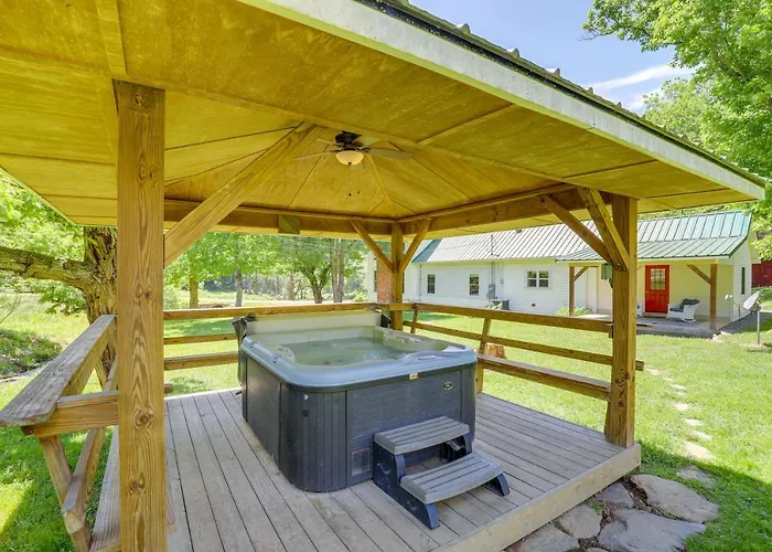 Secluded Marshall Farmhouse W/ Hot Tub!