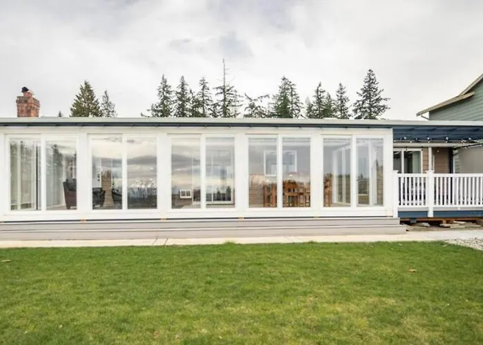 Shiny Rambler House With Spacious Solarium.