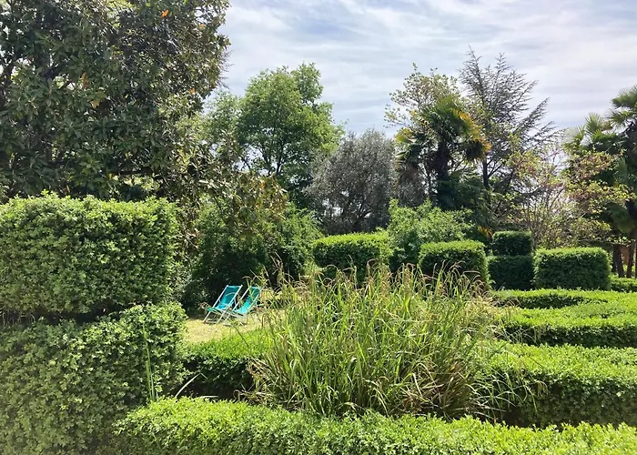 Domaine de Ménerque - petit château avec piscine