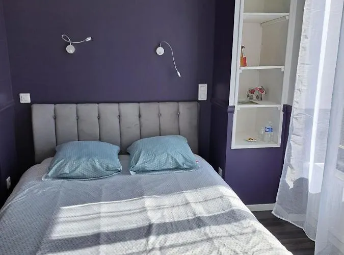 L'appARTement - chambre avec salle de bains et wc dans une galerie d'art