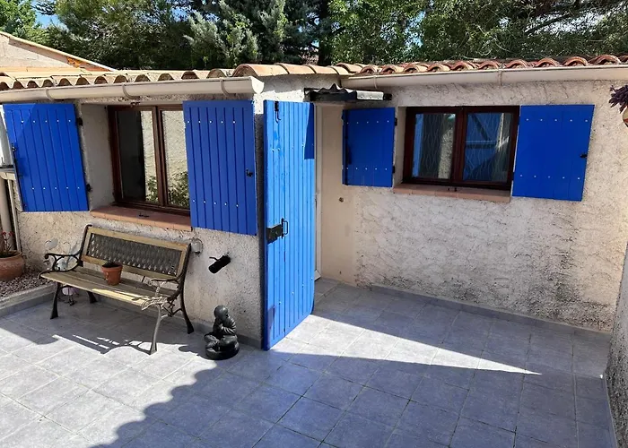 Studio les Iris climatisé, entre mer et collines, classé meublé de tourisme 2 étoiles