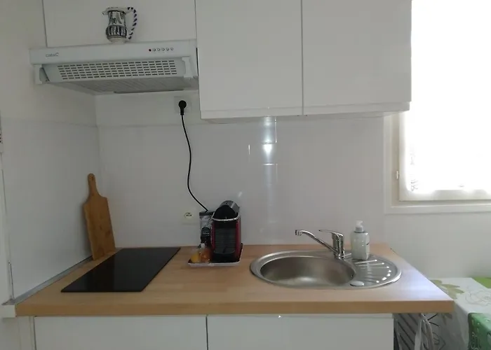 Studio neuf climatisé proche d'Agde